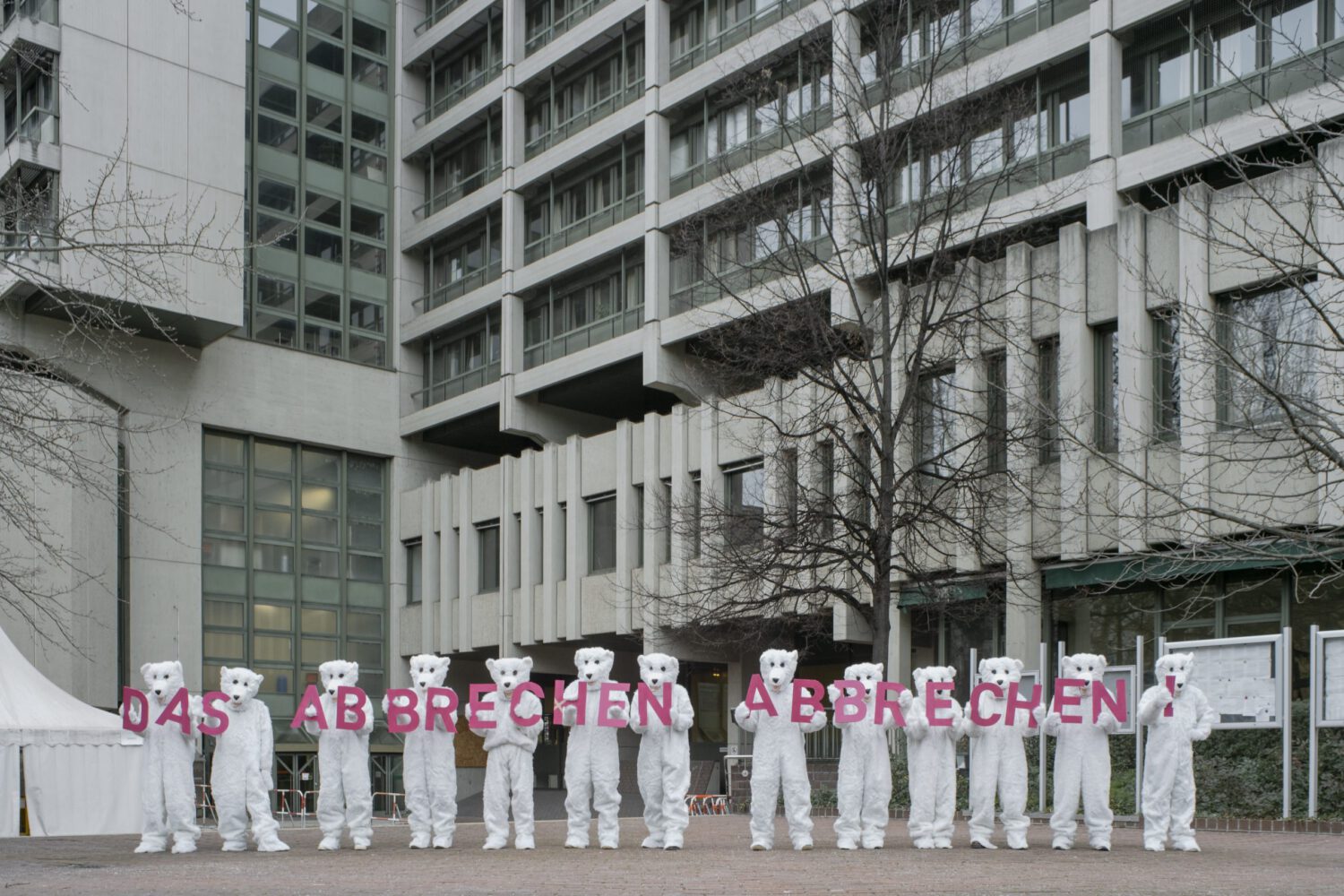 Eisbären der Initiative AbbrechenAbbrechen von dem ehemaligen Justizzentrum München